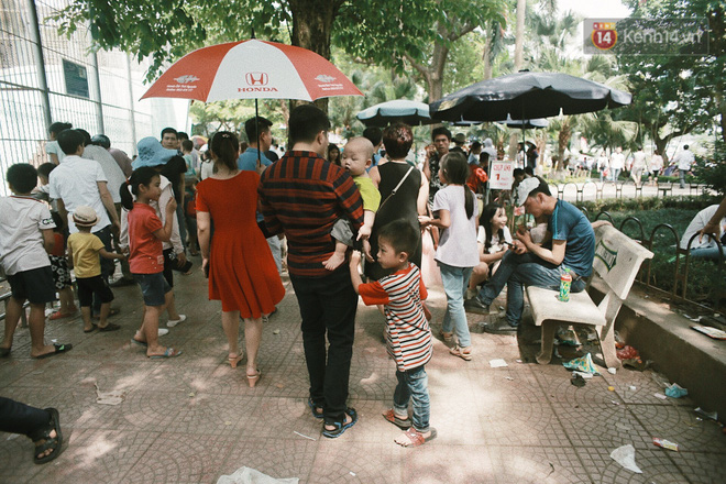 Nghỉ lễ 30/4, người dân Hà Nội đổ xô đến Công viên Thủ Lệ vui chơi, nằm trên bãi cỏ trốn nóng